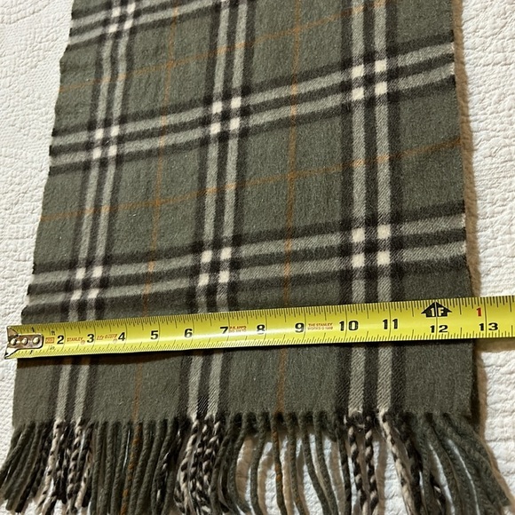 Burberrys Cashmere scarf. - Picture 4 of 8
